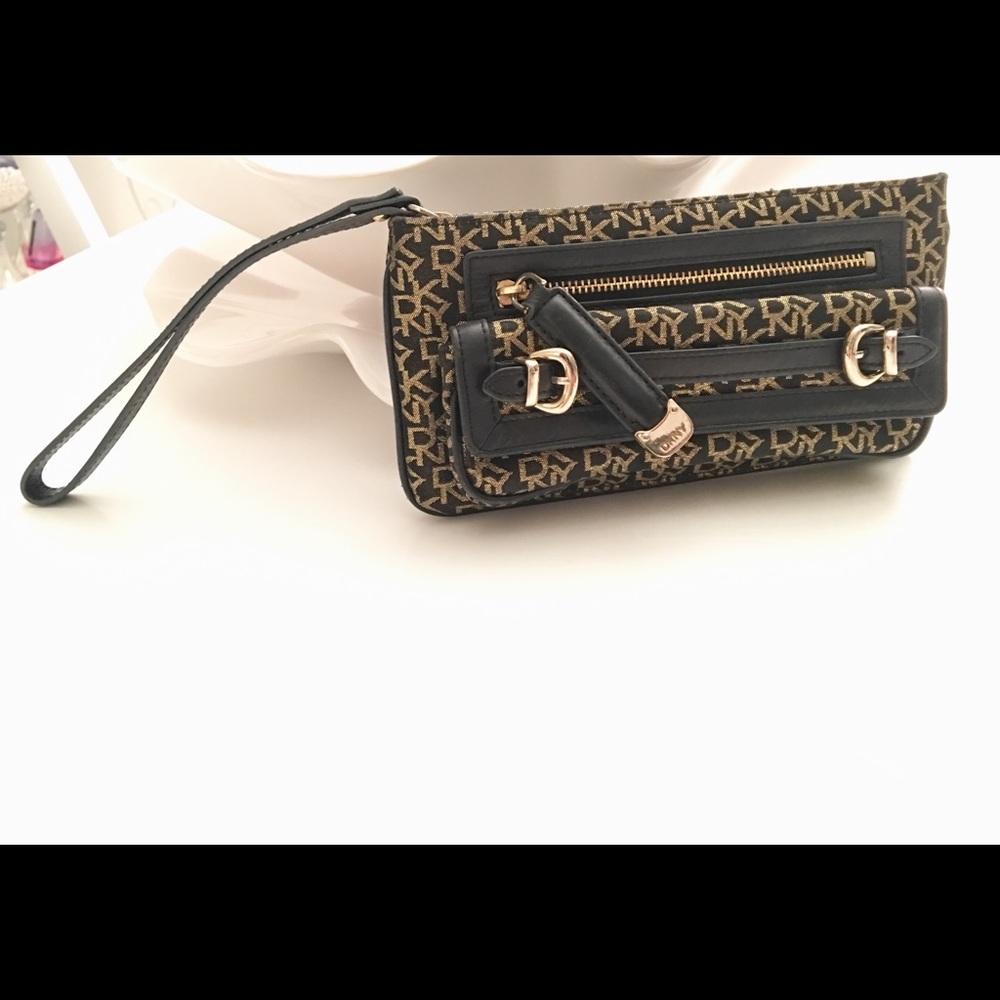 🛍💖 DKNY logo wristlet
